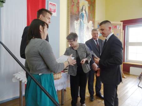 Wr�czenie �wiadectw i po�egnanie absolwent�w LO - 24.04.2015 r.