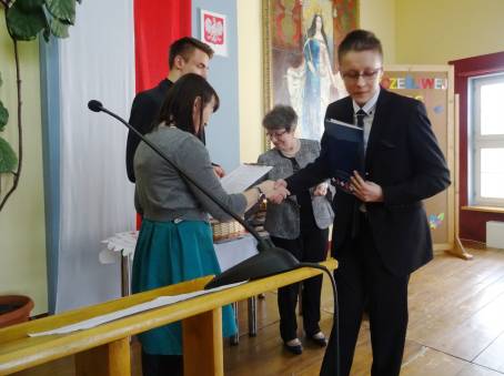 Wr�czenie �wiadectw i po�egnanie absolwent�w LO - 24.04.2015 r.