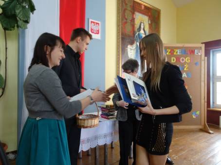 Wr�czenie �wiadectw i po�egnanie absolwent�w LO - 24.04.2015 r.