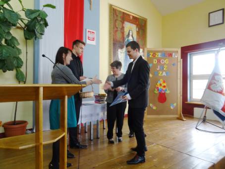 Wr�czenie �wiadectw i po�egnanie absolwent�w LO - 24.04.2015 r.