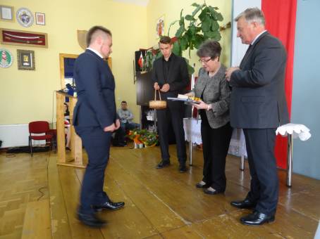 Wr�czenie �wiadectw i po�egnanie absolwent�w LO - 24.04.2015 r.