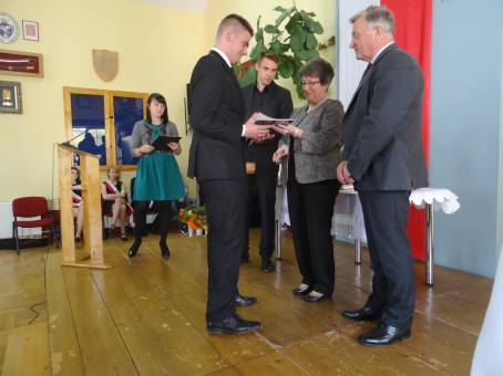 Wr�czenie �wiadectw i po�egnanie absolwent�w LO - 24.04.2015 r.