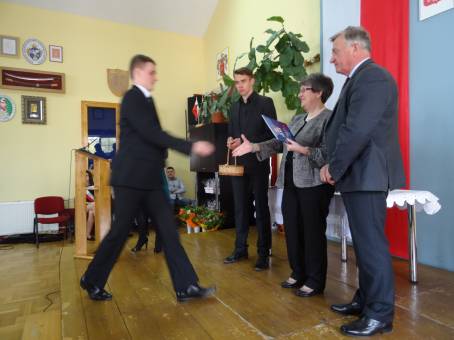 Wr�czenie �wiadectw i po�egnanie absolwent�w LO - 24.04.2015 r.