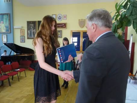 Wr�czenie �wiadectw i po�egnanie absolwent�w LO - 24.04.2015 r.