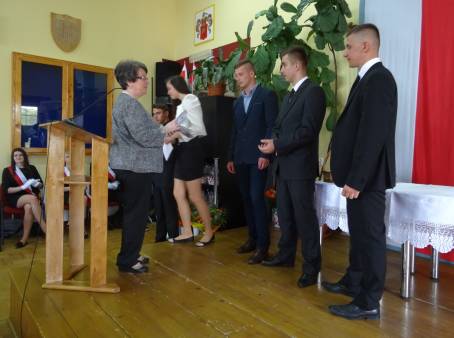 Wr�czenie �wiadectw i po�egnanie absolwent�w LO - 24.04.2015 r.