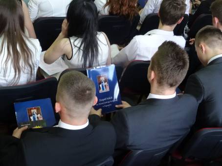 Wr�czenie �wiadectw i po�egnanie absolwent�w LO - 24.04.2015 r.