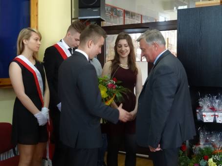 Wr�czenie �wiadectw i po�egnanie absolwent�w LO - 24.04.2015 r.