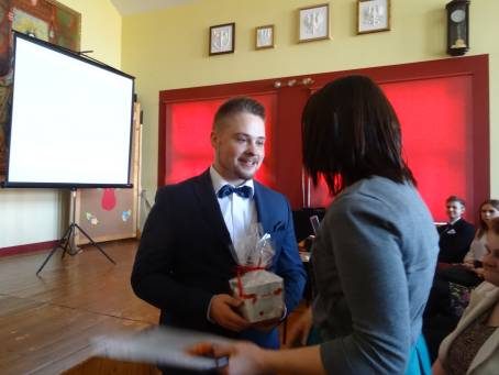 Wr�czenie �wiadectw i po�egnanie absolwent�w LO - 24.04.2015 r.