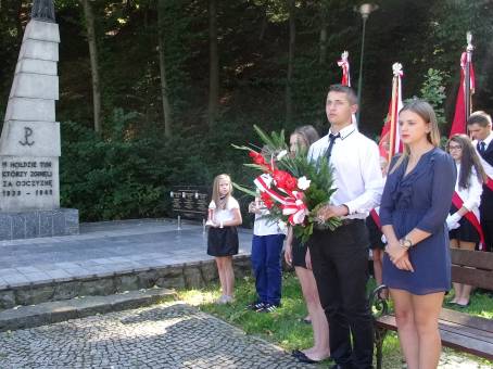 Uroczysto�� patriotyczne pod pomnikiem.