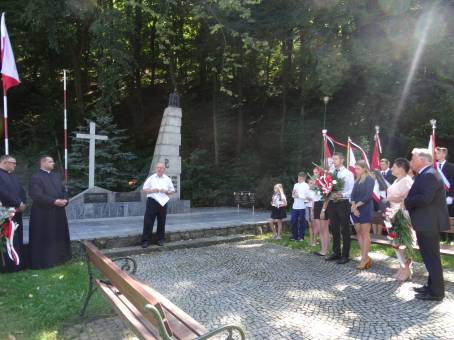 Uroczysto�� patriotyczne pod pomnikiem.