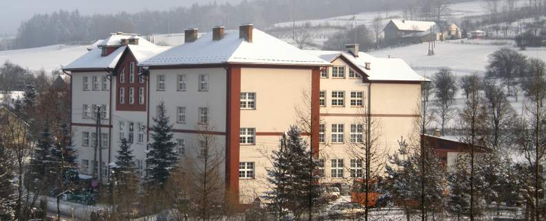 Zesp� Szk� w �egocinie - zima.