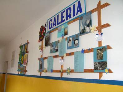 Mini galeria na szkolnym korytarzu.
