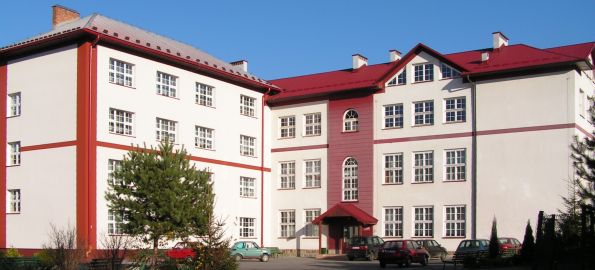 Budynek Zespo�u Szk� w �egocinie.