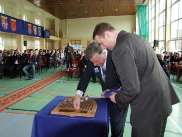 Ceremonia wbijania gwo�dzi.