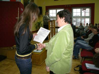 Ceremonia przekazania ksi��ek o Patronce Szko�y.