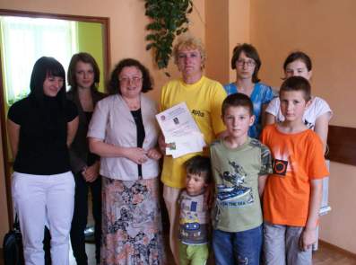 Zdj�cie z przekazania srodk�w rodzinie poszkodowanej.