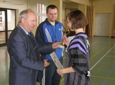 WIceprzewodnicz�cy Rady Gminy Tadeusz Olszewski wr�czy� puchar Klaudii Zaj�c.
