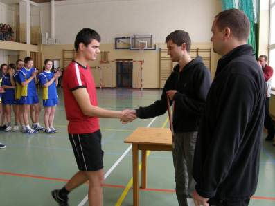 Medal odbiera S�awomi Paruch - najlepszy bramkarz turnieju.