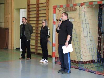 Wojciech Wrona wita dru�yny.