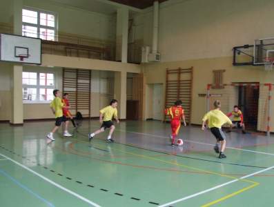 Mecz dru�yn z podstaw�wek.