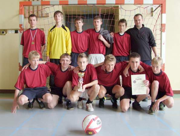 Zwyci�ska dru�yna PG w �egocinie. Trener: Wojciech Wrona.