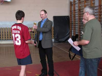 Puchar dla zwyci�skiej dru�yny.