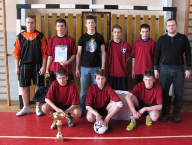 Wojciech Wrona i jego zwyci�ska dru�yna.