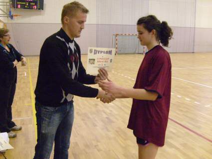 Izabela Rosiek odbiera dyplom za zaj�cie II miejsca.