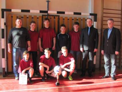 Druzyna PG w �egocinie z pucharem.