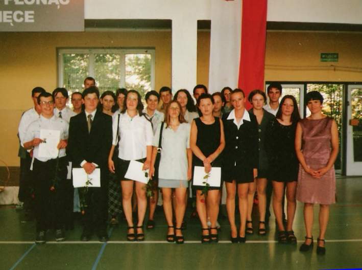 Absolwenci ZSZ w �egocinie -  klasa III A - 2000 r.