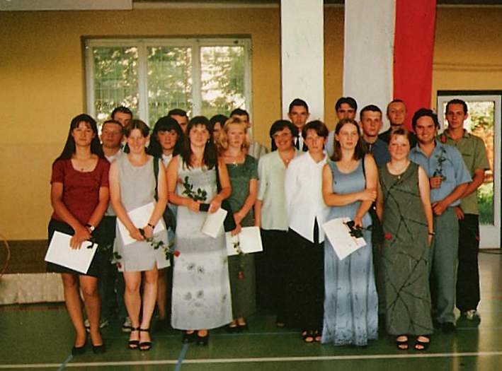 Absolwenci ZSZ w �egocinie -  klasa III A - 2000 r.