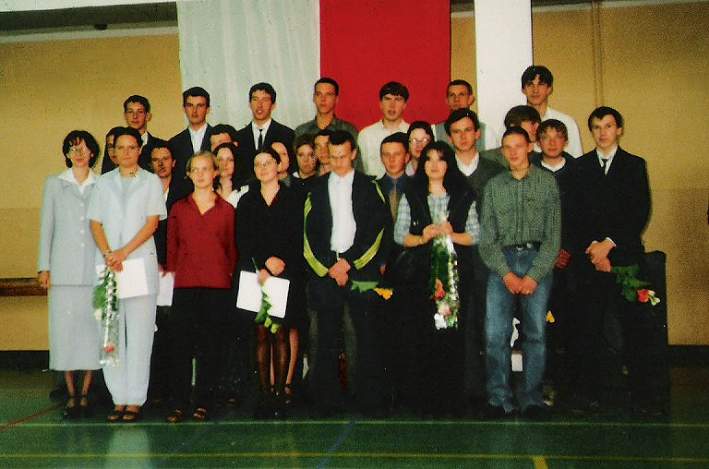 Absolwenci ZSZ w �egocinie - klasa III A - 2001 r.