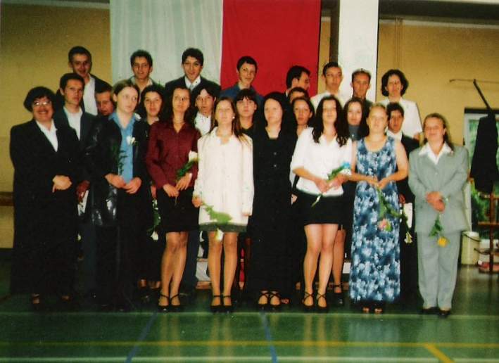 Absolwenci ZSZ w �egocinie - klasa III A - 2001 r.