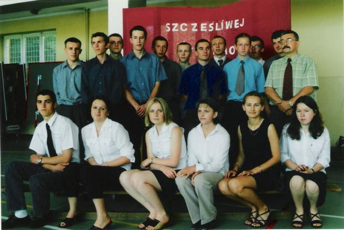 Absolwenci ZSZ - Kl. III B - 2002 r.