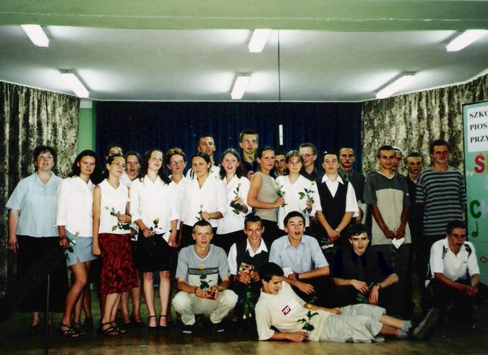 Absolwenci Gimnazjum w �egocinie - klasa III D - 2002 r.