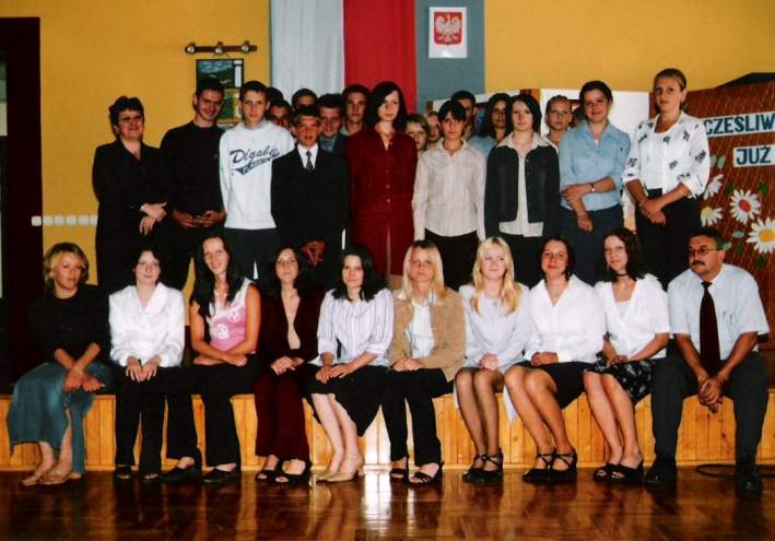 Absolwenci ZSZ w �egocinie - klasa III A - 2003 r.
