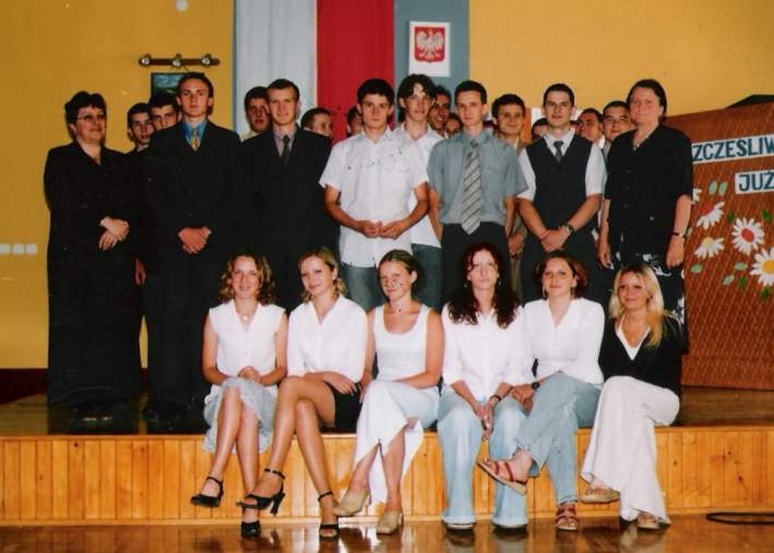 Absolwenci ZSZ w �egocinie - klasa III B - 2003 r.