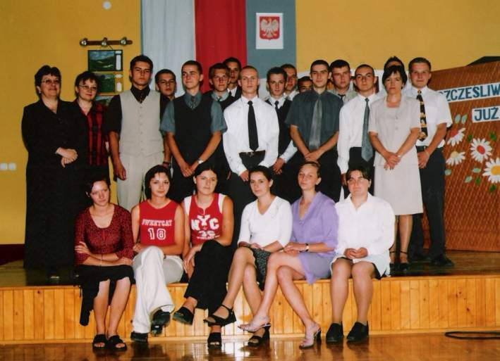 Absolwenci ZSZ w �egocinie - klasa III C - 2003 r.