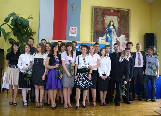 Absolwenci z klasy III B PG w �egocinie.