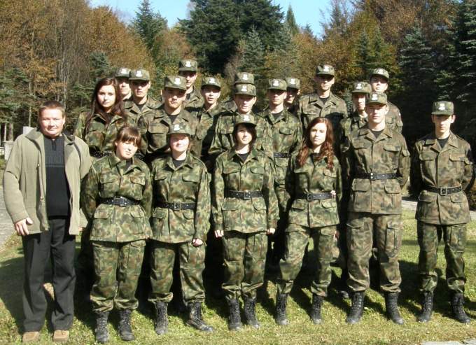 Klasa SG LO w �egocinie - uczniowie w mundurach.